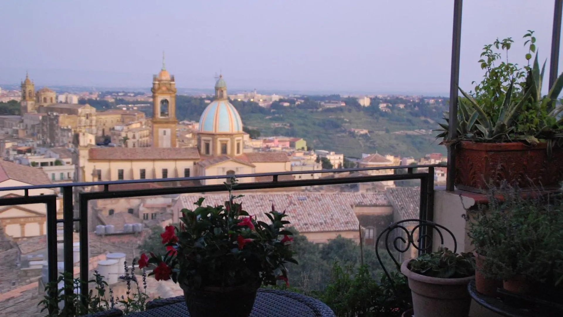 Bed & Breakfast Casa Tipica Siciliana Patronale Home Bedandbreakfast Tremetrisoprailcielo Camere Con Vista, Colazione Interna In Terrazzo Panoramico Caltagirone